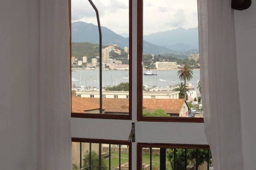 Entire apartment, Downtown, Air-conditioned and Coquet-15 mn walk from the beaches in Ajaccio, Ajaccio region