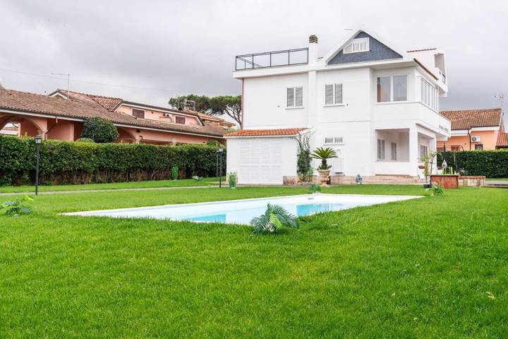 Ferienhaus für 13 Personen, mit Balkon und Terrasse sowie Garten und Pool