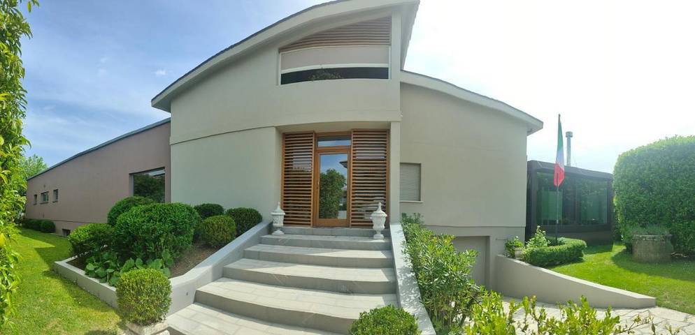 Location de vacances pour 2 personnes, avec Balcon et Terrasse ainsi que Jardin et Vue à Fontanafredda