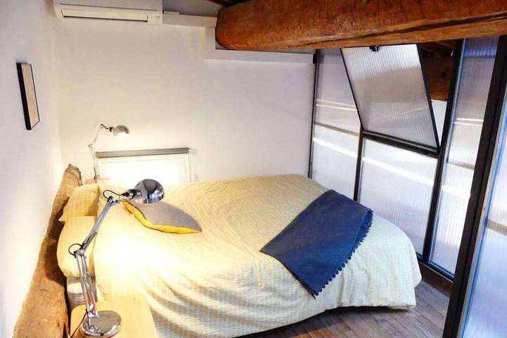 Entire apartment, 1 Bedroom with terrace - Wifi, Air Conditionning / 1 to 5 People in Aix-en-Provence, Mediterranean Coast (France)