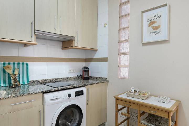 Entire studio, ‘Gran Vía Conil’ Apartment with Balcony and Air Conditioning in Conil de la Frontera, Costa de la Luz