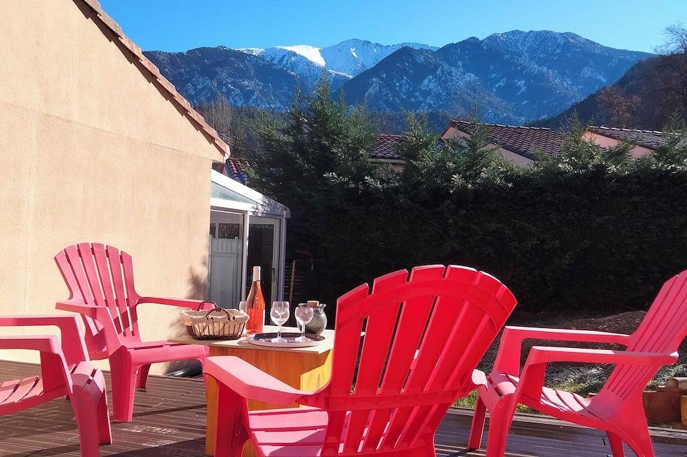 Amandier du Canigou A new, single-storey, detached house facing the Canigou mountains in Vernet-les-Bains, Prades region