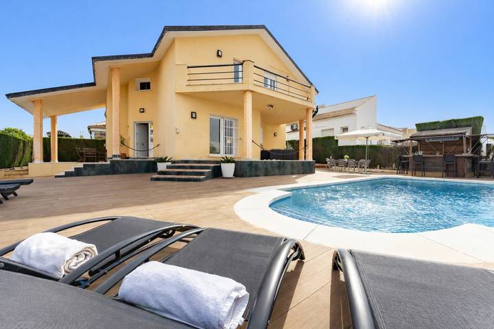 Villa für 10 Personen, mit Terrasse und Whirlpool sowie Garten, kinderfreundlich in Andalusien