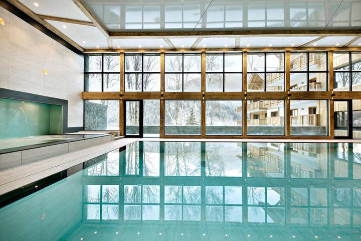 Appart’hôtel pour 4 personnes, avec jacuzzi et piscine ainsi que balcon et sauna, animaux acceptés