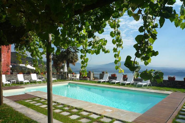 Location de vacances pour 4 personnes, avec Terrasse ainsi que Jardin et Vue sur le lac dans Massino Visconti
