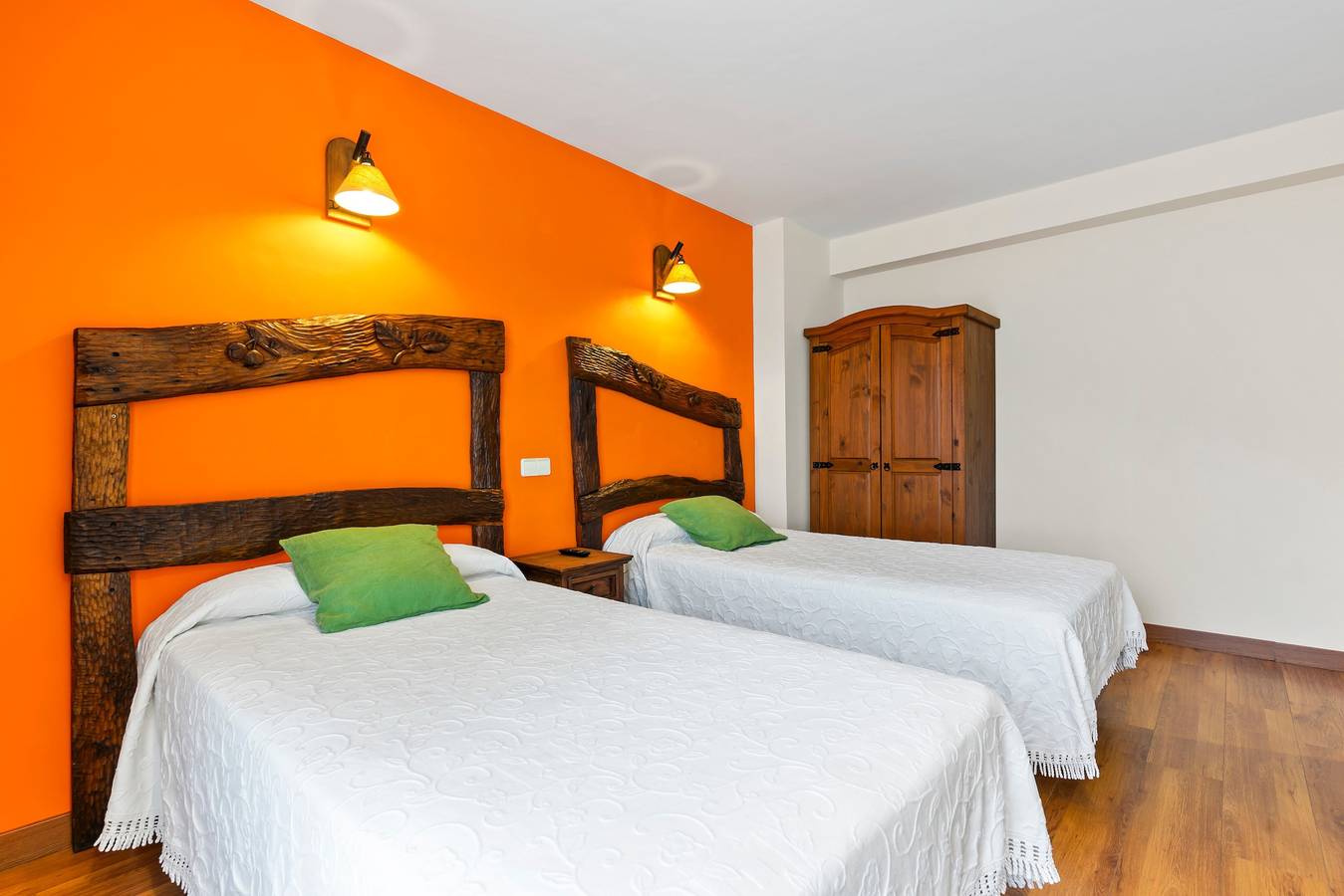 Habitación 'El Nogal' con piscina compartida, jardín compartido y Wi-Fi in Gamonedo, Cangas de Onís