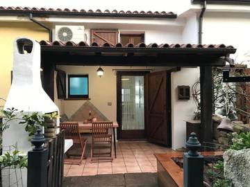 Gîte pour 8 personnes, avec piscine ainsi que vue et balcon dans Sole Ruiu