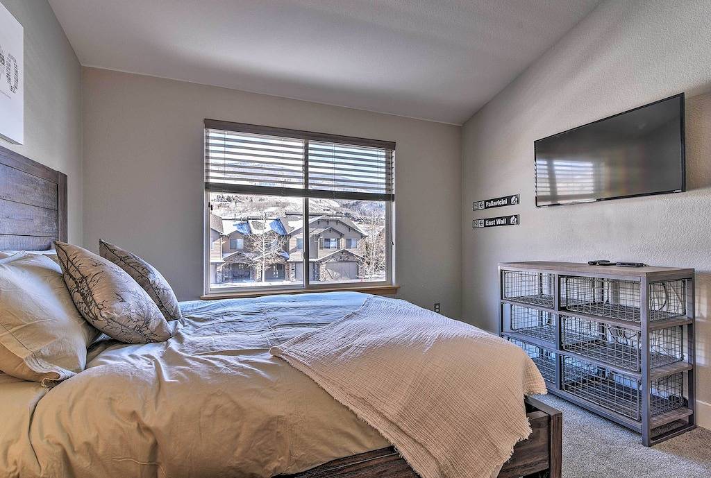 Stadtdomizil mit Bergblick und Whirlpool, <15 Mi bis Breck! in Silverthorne, Arapaho and Roosevelt National Forests