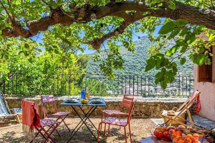 Location de vacances pour 4 personnes, avec jardin à Corbara