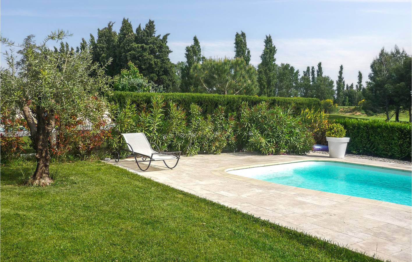 Appartement am Pool mit AC und Parkplatz, 2 km von Le Pontet entfernt in Vedène, Vaucluse