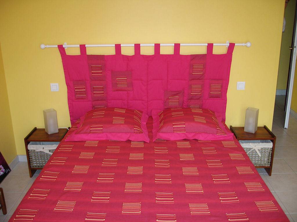 B and B Le Bonheur est dans le Pré - Chambre jaune in Saint-Just-Luzac, Côte de Beauté