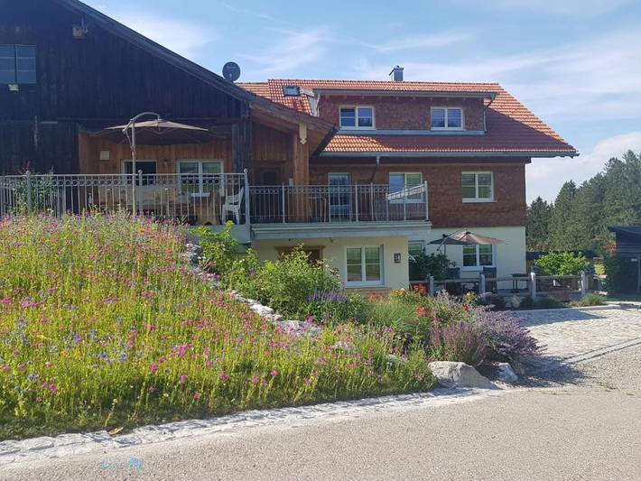 Ferienwohnung für 4 Personen, mit Balkon und Terrasse sowie Garten und Ausblick in Lindenberg im Allgäu