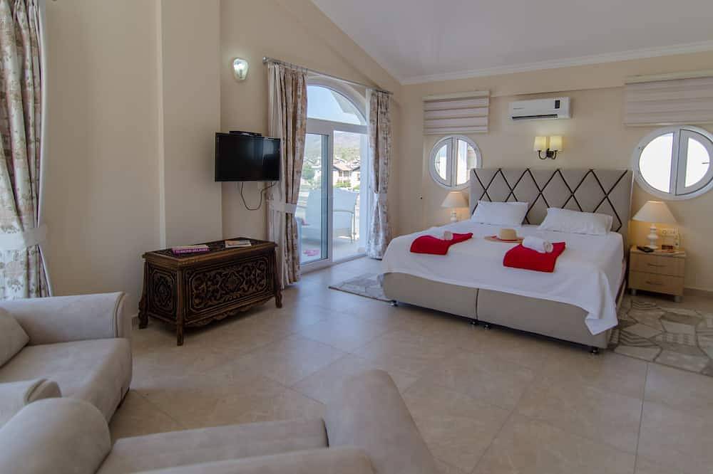 Heated pool, Pool Table, Table tennis. Walking distance to the beach. in Fethiye, Tyrkiske Ægæer