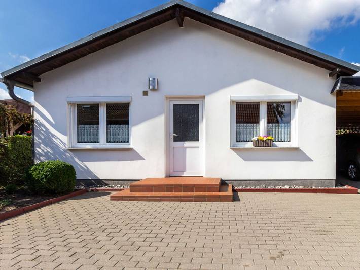 Ferienwohnung für 3 Personen, mit Terrasse und Garten in Parchtitz