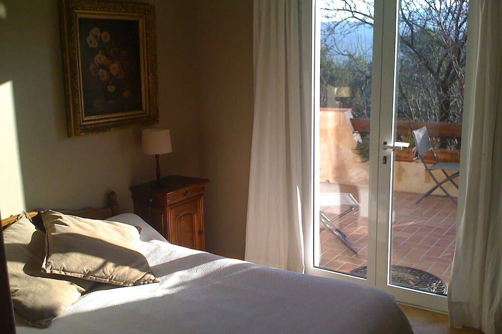 Very beautiful Provencal house sleeps 6/12 in a quiet area in Le Beausset, Var in Le Beausset, Toulon region