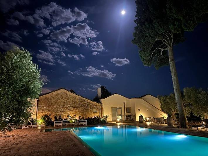 Agriturismo per 4 persone, con panorama e giardino nonché piscina e piscina per bambini, con animali domestici in Provincia di Foggia