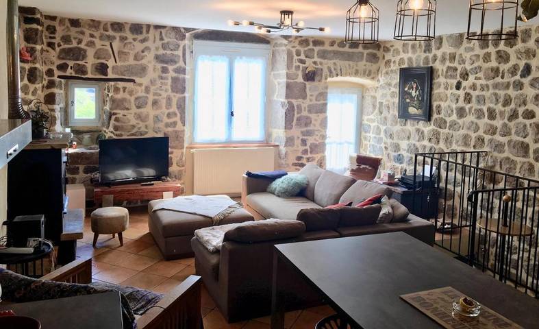 Location de vacances pour 10 personnes, avec vue et terrasse à Montpezat-sous-Bauzon