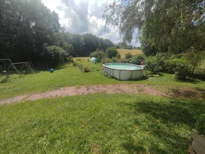 Location de vacances pour 6 personnes, avec Balcon et Terrasse ainsi que Jardin et Piscine à Lyaud