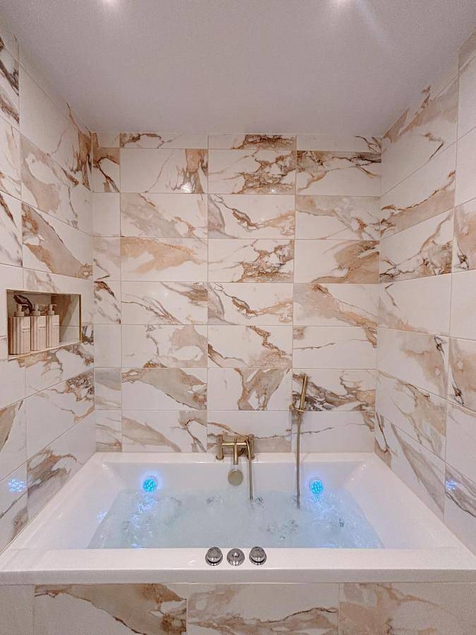 Entire apartment, Luxury 2 bedroom Leeds City Apartment with Free parking & Jacuzzi bath in Leeds, West Yorkshire