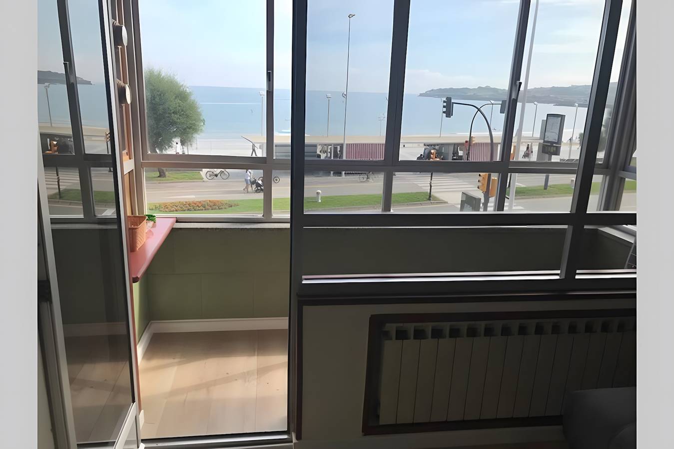 Appartement entier, Appartement « Vue sur la plage » en front de mer avec terrasse privée et Wi-Fi in Distrito Centro (Gijón), Gijón