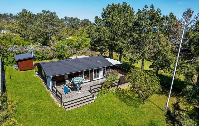 Ferieudlejning for 4 personer, med Terrasse og Have i Nykøbing Sjælland