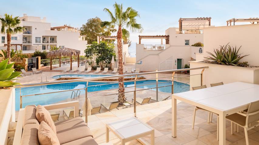 Ferienwohnung für 4 Personen, mit Meerblick und Terrasse sowie Garten und Pool