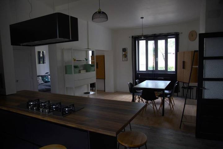 Location de vacances pour 8 personnes, avec Terrasse ainsi que Jardin et Piscine à Valence