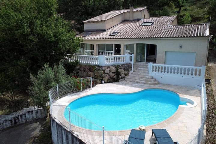 Location de vacances pour 10 personnes, avec jardin et piscine ainsi que vue et terrasse à Mimet