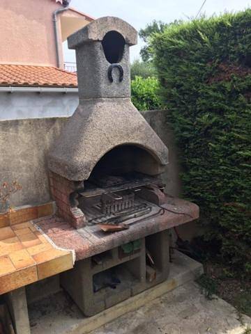Gîte pour 3 personnes, avec piscine ainsi que vue et jardin à Saint-Julien-les-Rosiers - 2