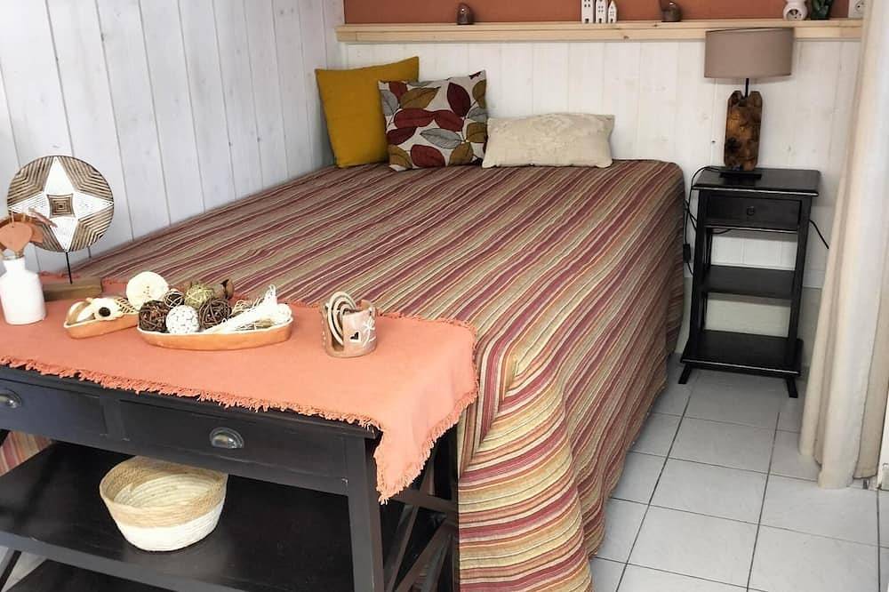 Entire apartment, Studio Avec Terrasse au Calme in Hyeres, Toulon region