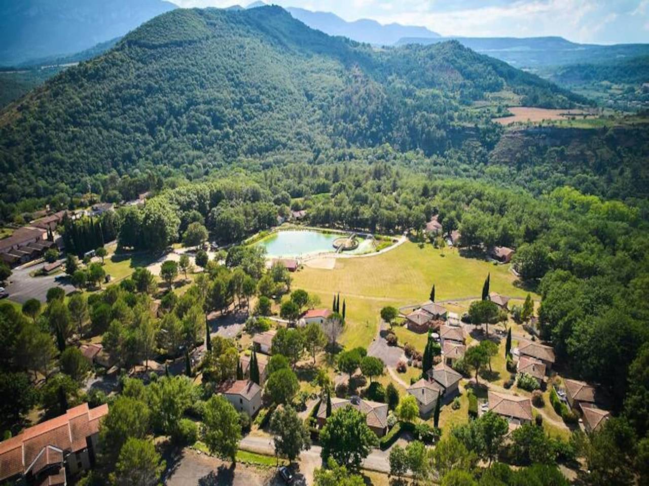 Appartement entier, Villa dans les Pyrénées avec piscine et terrasse in Quillan, Parc naturel régional Corbières-Fenouillèdes