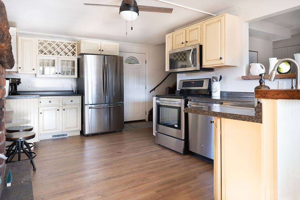 Lake Cottage Year Round Swim Spa Serene Escape Between Pittsburgh and Cleveland in Mahoning County