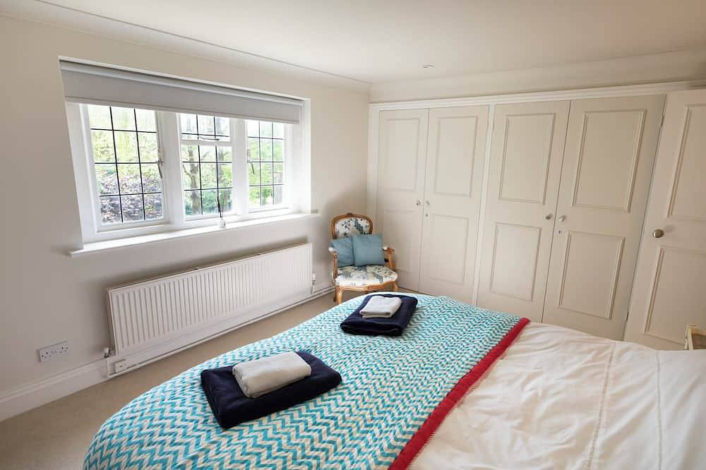 Spacious 5* guest house with private tennis court and beautiful gardens in Cirencester, Gloucestershire