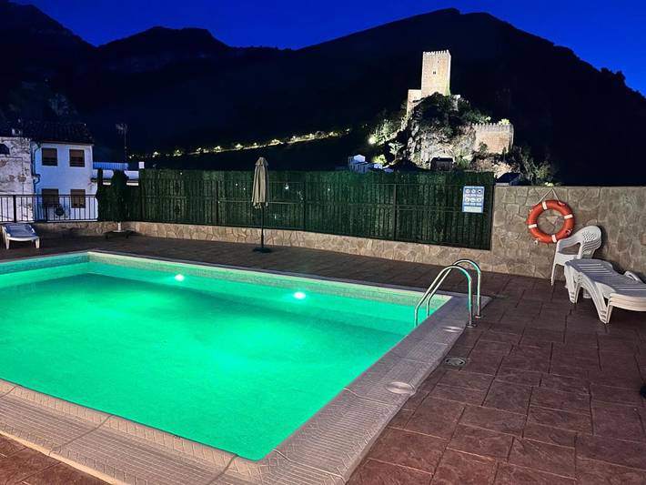 Casa para 2 personas, con terraza además de piscina y jacuzzi en Cazorla