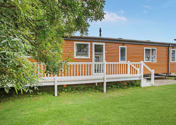 Prestige Lodge with parking, ensuite & decking in Bowness-on-Windermere, Lake District