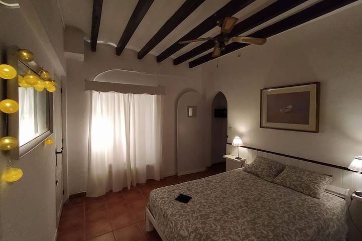 Ganze Wohnung, Rustikale Wohnung 50 m vom Strand entfernt in Ocean Beach Ibiza, Sant Josep de sa Talaia