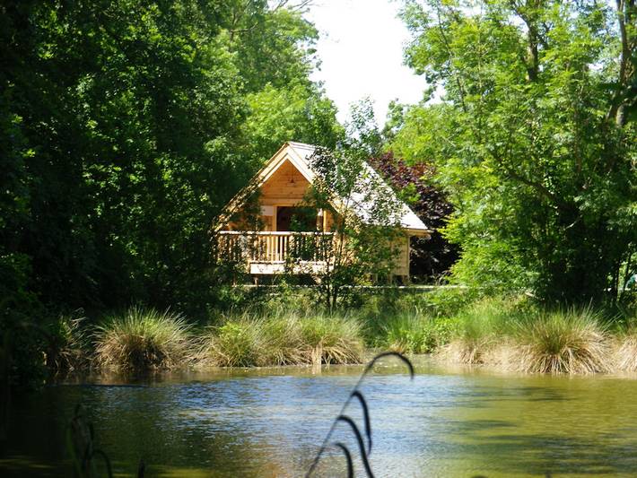 Gîte pour 2 personnes, avec terrasse ainsi que vue sur le lac et jardin, animaux acceptés