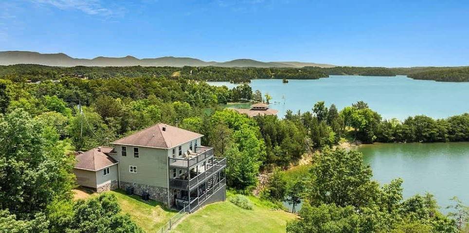 Vacation rental for 11 people, with lake view and balcony, kid friendly in Douglas Lake