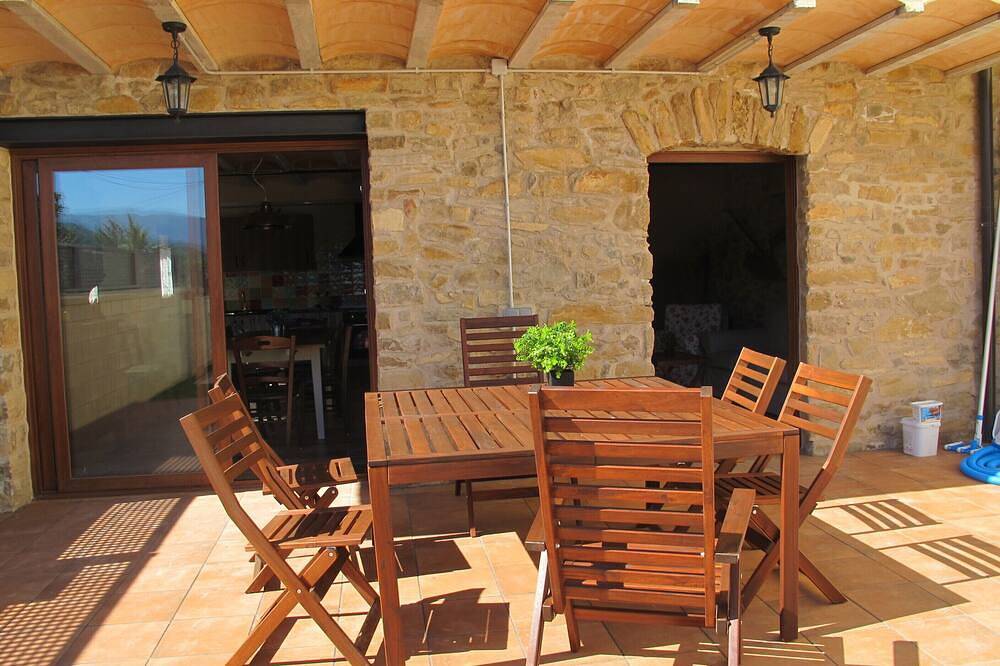 Cal Nenot, self-catering cottage with private pool and views of the Montsec in Tremp, Spanish Pyrenees