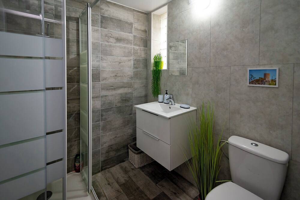 Appartement entier, Modern, New, Stylish, 3 Bed, 2 Bath, Self Catering Gite. Private Garden & Pool! in Laroque-des-Albères, Côte méditerranéenne (France)