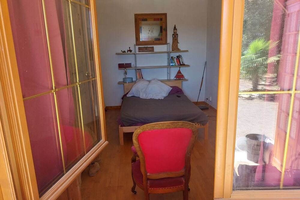 Un petit paradis avec une grande piscine pour 6 personnes. in Grambois, Parc naturel régional du Luberon