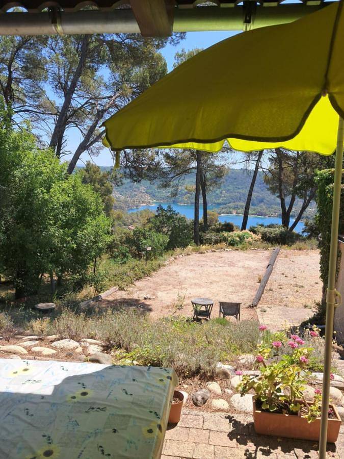 Location de vacances pour 3 personnes, avec vue sur le lac ainsi que jardin et vue à Esparron-de-Verdon