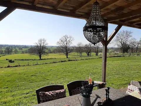 Gîte pour 4 personnes, avec terrasse et jardin ainsi que vue et piscine à Tortezais