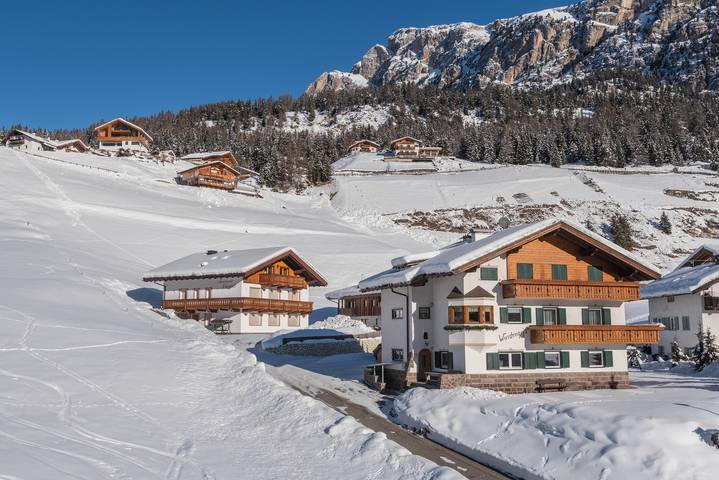 Apartamento entero, Apartamento "Justine Wurdengeja" cerca de las pistas con vistas a la montaña in Wolkenstein, Dolomiti Superski