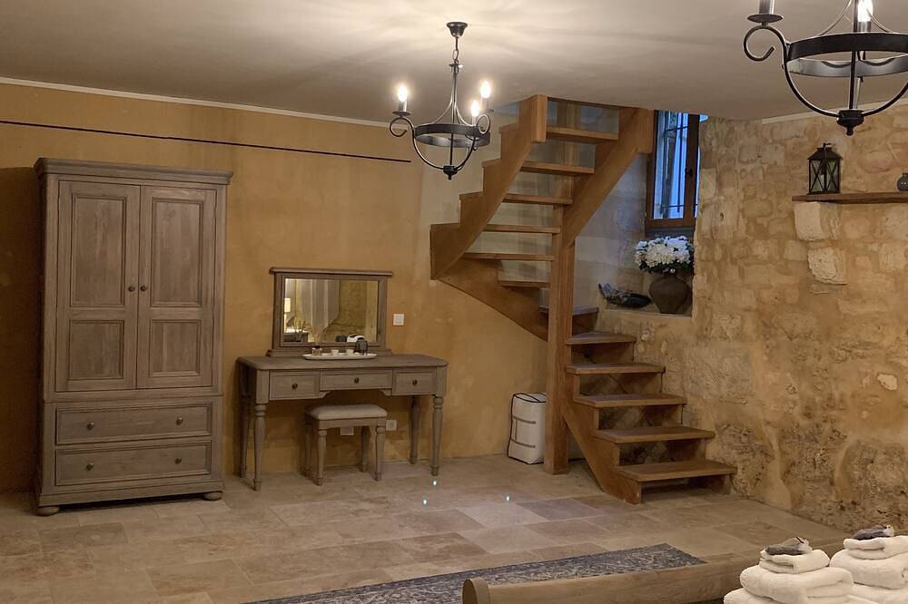 Charming 15th Century 3 Bedroom Stone Cottage in Domme, Périgord Noir