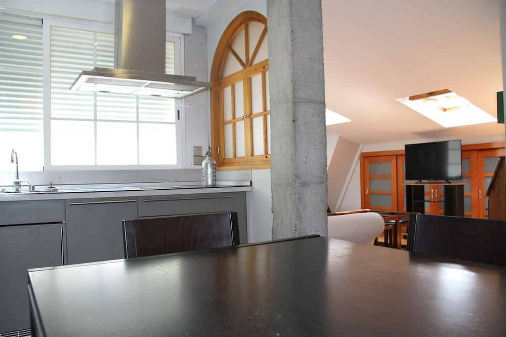 Appartement entier, Appartement Abuhardillado à Madrid Rio / Matadero. WIFI<br> in Madrid, Área Metropolitana de Madrid