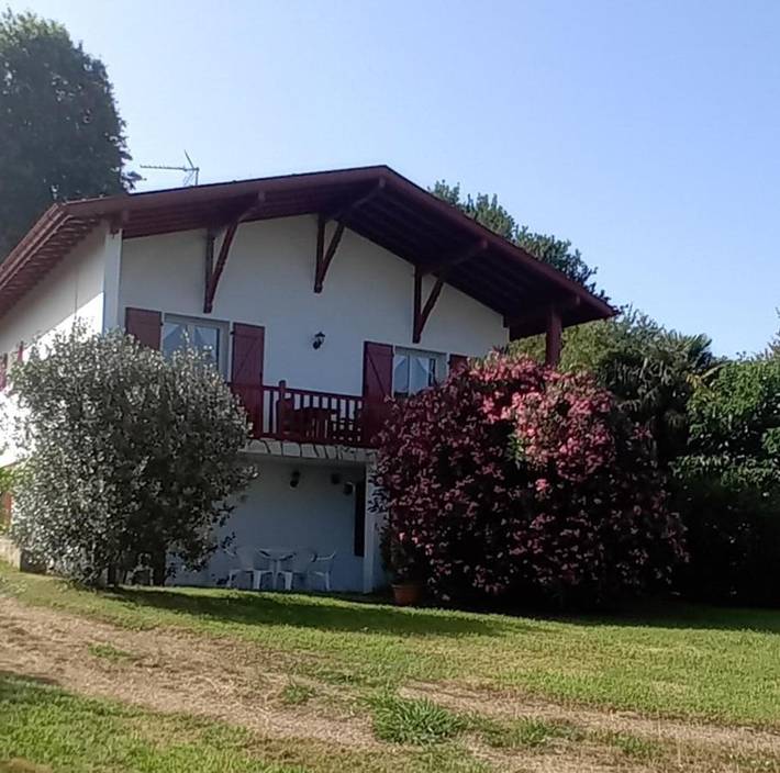 Gîte pour 5 personnes, avec terrasse et jardin à Bardos - 2