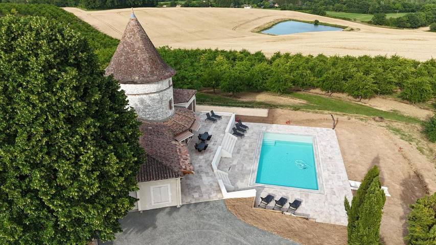 Location de vacances pour 8 personnes, avec Terrasse et Jardin ainsi que Piscine et Vue à Saint-Eutrope-de-Born