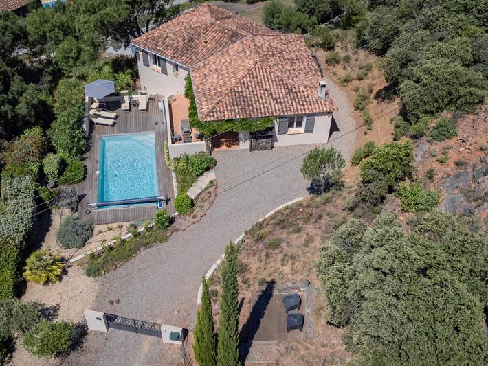 Location de vacances pour 6 personnes, avec piscine ainsi que sauna et jardin, animaux acceptés à Caunes-Minervois