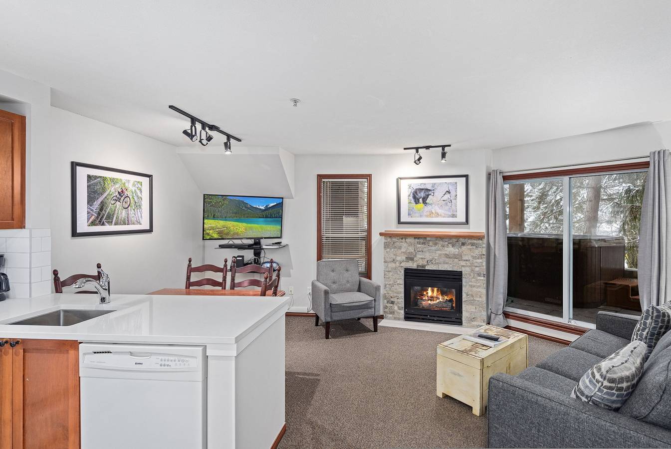 Appartamento intero, 2Br Townhome with private hot tub and pool. Gr 99 in Whistler, Whistler Blackcomb
